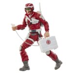EDWIN LIFELINE STEEN G.I. JOE CLASSIFIED SERIES. Hasbro incorpora a su línea G.I. Joe Classified Series la figura nº 186, correspondiente a Edwin “Lifeline” Steen, el experto en rescates del equipo G.I. Joe. Inspirada en su apariencia clásica, esta figura totalmente articulada de 15 cm de altura destaca por su diseño actualizado y un alto nivel de detalle. Incluye 1x casco, 1x mochila, 1x maletín de paramédico que se abre, 1x máscara de respiración, 1x bolsa de sangre, 1x linterna, 1x cuchillo, 2x gafas, 1x psitola y sus icónicas gafas verdes. Se presenta en una caja ilustrada con ventana. UNIDADES LIMITADAS.