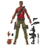 BRADLEY BIG LOB SANDERS G.I. JOE CLASSIFIED SERIES. Hasbro añade a su colección G.I. Joe Classified Series la figura nº 189 correspondiente a Bradley “Big Lob” Sanders, el carismático granadero del equipo G.I. Joe, conocido por su fuerza y puntería excepcionales. Mide 15 cm e incluye 1x mano alternativa, 1x mano con balón de baloncesto, 1x cuchillo, 1x granada de mano, 1x lanzagranadas “alley-oop”, 1x rifle “fadeaway” y 1x pistola. La figura cuenta con detalles premium y articulaciones que permiten reproducir poses dinámicas. Se presenta en una caja con ventana. UNIDADES LIMITADAS.