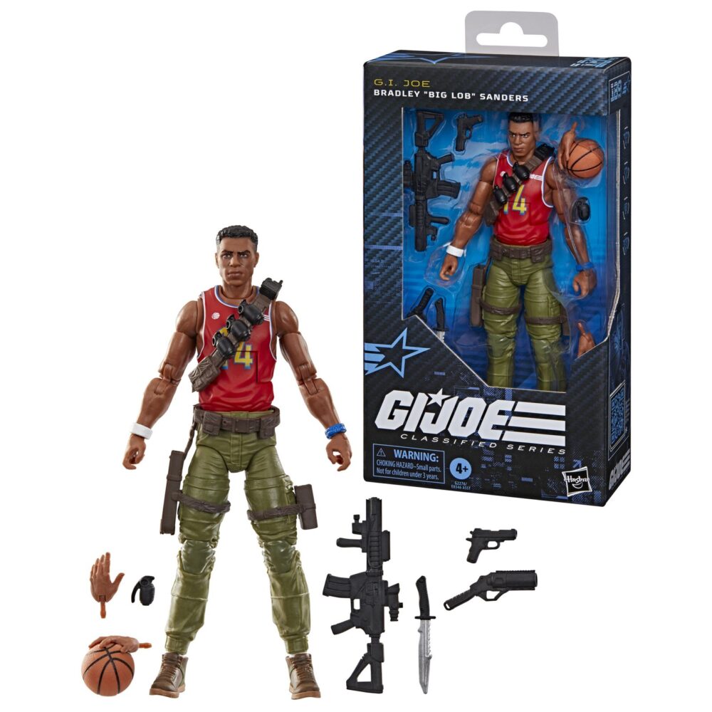 BRADLEY BIG LOB SANDERS G.I. JOE CLASSIFIED SERIES. Hasbro añade a su colección G.I. Joe Classified Series la figura nº 189 correspondiente a Bradley “Big Lob” Sanders, el carismático granadero del equipo G.I. Joe, conocido por su fuerza y puntería excepcionales. Mide 15 cm e incluye 1x mano alternativa, 1x mano con balón de baloncesto, 1x cuchillo, 1x granada de mano, 1x lanzagranadas “alley-oop”, 1x rifle “fadeaway” y 1x pistola. La figura cuenta con detalles premium y articulaciones que permiten reproducir poses dinámicas. Se presenta en una caja con ventana. UNIDADES LIMITADAS.