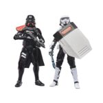PURGE TROOPER & PATROL TROOPER BLACK SERIES STAR WARS. Hasbro presenta dentro de la colección The Black Series este pack de dos figuras de Purge Trooper y Patrol Trooper, inspirado en el videojuego "Star Wars Jedi: Survivor". Ambas figuras miden 15 cm de alto y reproducen con precisión el diseño de los personajes imperiales. El set incluye: 2x blásteres, 1x escudo antidisturbios y 1x bastón eléctrico con efecto extraíble. Las figuras presentan un modelado actualizado, articulaciones completas y acabados premium ideales para exposición. Se presentan en una caja con ventana con diseño ilustrado. UNIDADES LIMITADAS.