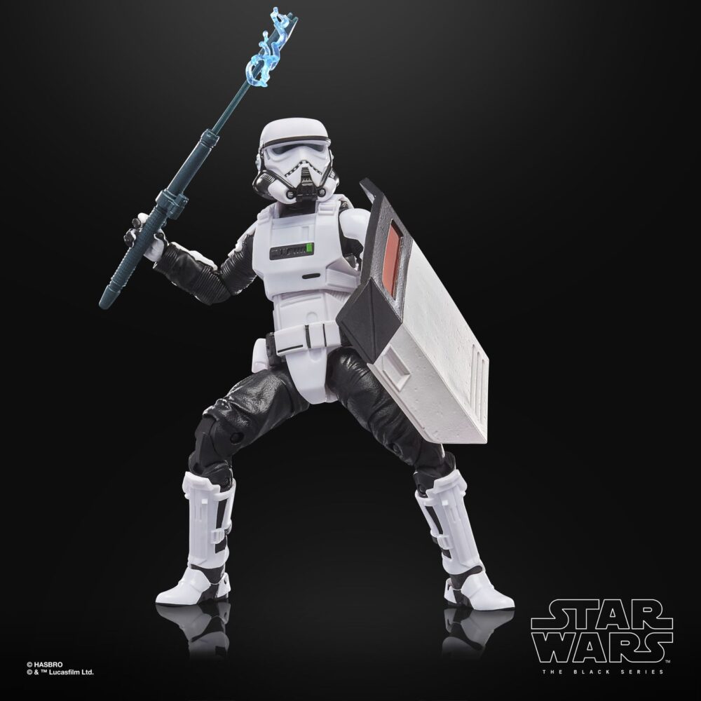 Purge trooper & patrol trooper black series star wars. Hasbro presenta dentro de la colección the black series este pack de dos figuras de purge trooper y patrol trooper, inspirado en el videojuego "star wars jedi: survivor". Ambas figuras miden 15 cm de alto y reproducen con precisión el diseño de los personajes imperiales. El set incluye: 2x blásteres, 1x escudo antidisturbios y 1x bastón eléctrico con efecto extraíble. Las figuras presentan un modelado actualizado, articulaciones completas y acabados premium ideales para exposición. Se presentan en una caja con ventana con diseño ilustrado. Unidades limitadas.