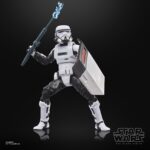 PURGE TROOPER & PATROL TROOPER BLACK SERIES STAR WARS. Hasbro presenta dentro de la colección The Black Series este pack de dos figuras de Purge Trooper y Patrol Trooper, inspirado en el videojuego "Star Wars Jedi: Survivor". Ambas figuras miden 15 cm de alto y reproducen con precisión el diseño de los personajes imperiales. El set incluye: 2x blásteres, 1x escudo antidisturbios y 1x bastón eléctrico con efecto extraíble. Las figuras presentan un modelado actualizado, articulaciones completas y acabados premium ideales para exposición. Se presentan en una caja con ventana con diseño ilustrado. UNIDADES LIMITADAS.