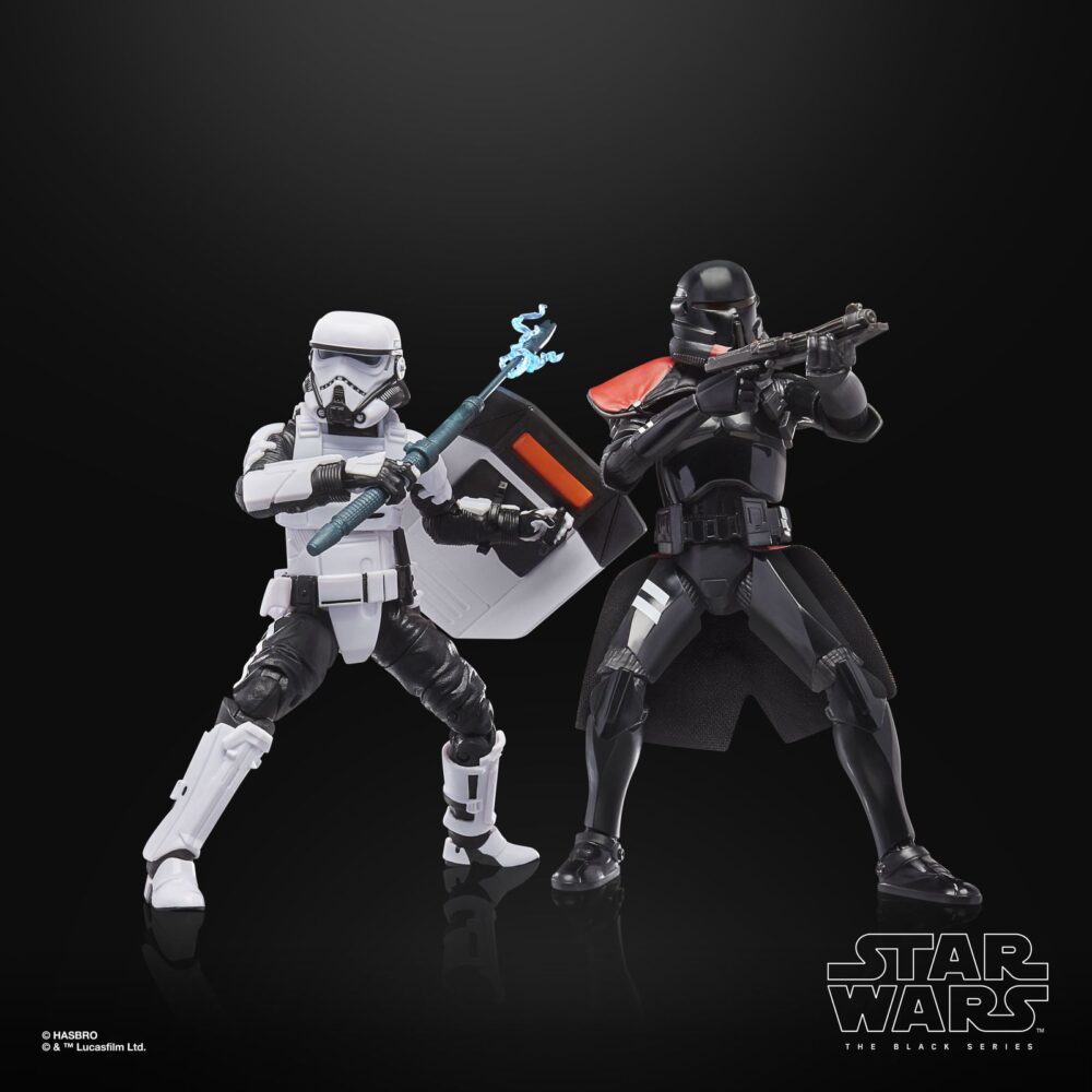 Purge trooper & patrol trooper black series star wars. Hasbro presenta dentro de la colección the black series este pack de dos figuras de purge trooper y patrol trooper, inspirado en el videojuego "star wars jedi: survivor". Ambas figuras miden 15 cm de alto y reproducen con precisión el diseño de los personajes imperiales. El set incluye: 2x blásteres, 1x escudo antidisturbios y 1x bastón eléctrico con efecto extraíble. Las figuras presentan un modelado actualizado, articulaciones completas y acabados premium ideales para exposición. Se presentan en una caja con ventana con diseño ilustrado. Unidades limitadas.