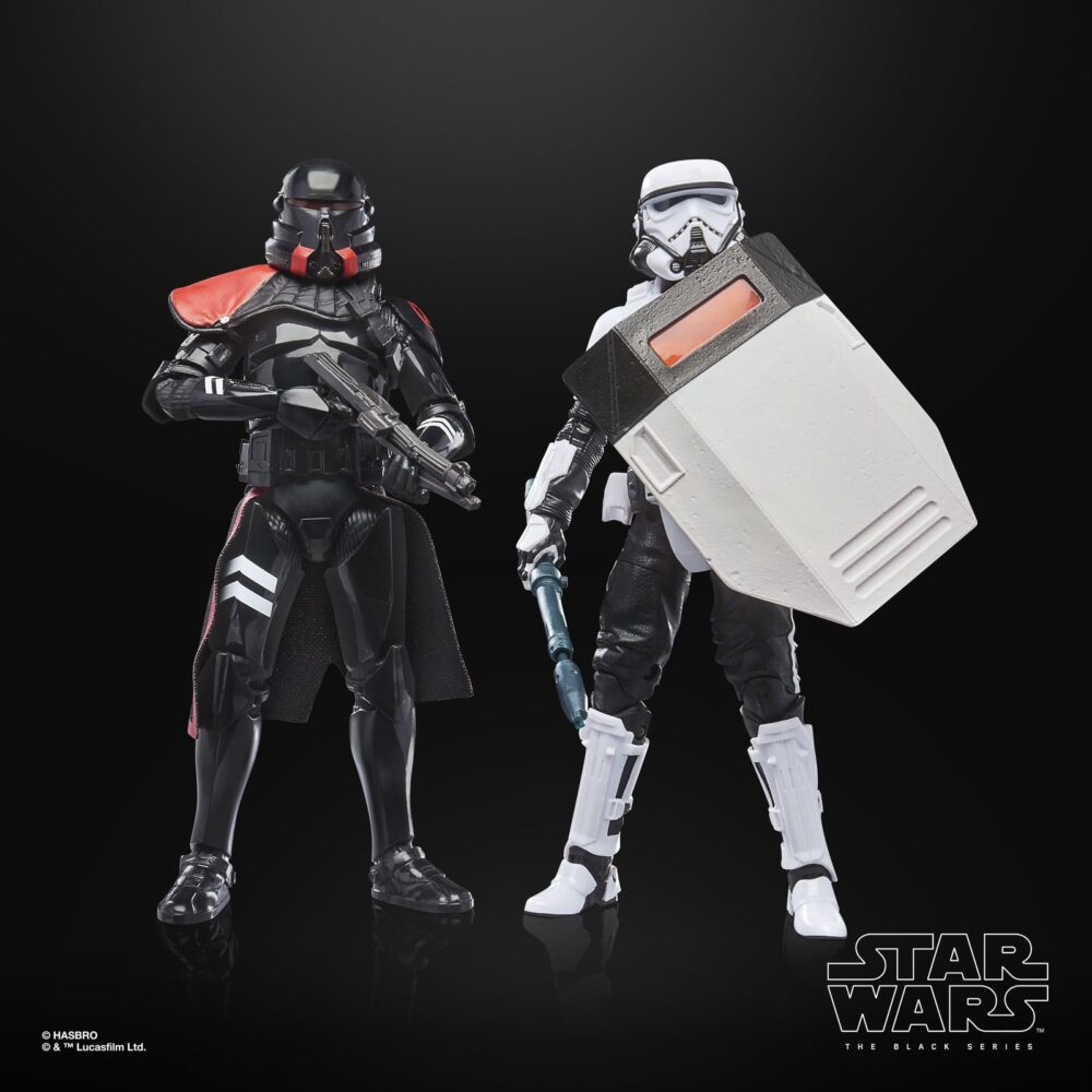 Purge trooper & patrol trooper black series star wars. Hasbro presenta dentro de la colección the black series este pack de dos figuras de purge trooper y patrol trooper, inspirado en el videojuego "star wars jedi: survivor". Ambas figuras miden 15 cm de alto y reproducen con precisión el diseño de los personajes imperiales. El set incluye: 2x blásteres, 1x escudo antidisturbios y 1x bastón eléctrico con efecto extraíble. Las figuras presentan un modelado actualizado, articulaciones completas y acabados premium ideales para exposición. Se presentan en una caja con ventana con diseño ilustrado. Unidades limitadas.