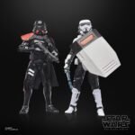 PURGE TROOPER & PATROL TROOPER BLACK SERIES STAR WARS. Hasbro presenta dentro de la colección The Black Series este pack de dos figuras de Purge Trooper y Patrol Trooper, inspirado en el videojuego "Star Wars Jedi: Survivor". Ambas figuras miden 15 cm de alto y reproducen con precisión el diseño de los personajes imperiales. El set incluye: 2x blásteres, 1x escudo antidisturbios y 1x bastón eléctrico con efecto extraíble. Las figuras presentan un modelado actualizado, articulaciones completas y acabados premium ideales para exposición. Se presentan en una caja con ventana con diseño ilustrado. UNIDADES LIMITADAS.