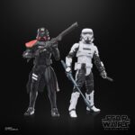 PURGE TROOPER & PATROL TROOPER BLACK SERIES STAR WARS. Hasbro presenta dentro de la colección The Black Series este pack de dos figuras de Purge Trooper y Patrol Trooper, inspirado en el videojuego "Star Wars Jedi: Survivor". Ambas figuras miden 15 cm de alto y reproducen con precisión el diseño de los personajes imperiales. El set incluye: 2x blásteres, 1x escudo antidisturbios y 1x bastón eléctrico con efecto extraíble. Las figuras presentan un modelado actualizado, articulaciones completas y acabados premium ideales para exposición. Se presentan en una caja con ventana con diseño ilustrado. UNIDADES LIMITADAS.