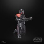 PURGE TROOPER & PATROL TROOPER BLACK SERIES STAR WARS. Hasbro presenta dentro de la colección The Black Series este pack de dos figuras de Purge Trooper y Patrol Trooper, inspirado en el videojuego "Star Wars Jedi: Survivor". Ambas figuras miden 15 cm de alto y reproducen con precisión el diseño de los personajes imperiales. El set incluye: 2x blásteres, 1x escudo antidisturbios y 1x bastón eléctrico con efecto extraíble. Las figuras presentan un modelado actualizado, articulaciones completas y acabados premium ideales para exposición. Se presentan en una caja con ventana con diseño ilustrado. UNIDADES LIMITADAS.