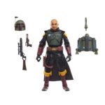 BOBA FETT (THE BOOK OF BOBA FETT) BLACK SERIES STAR WARS. Hasbro añade a su colección The Black Series la figura premium de Boba Fett, basada en su aparición en la serie de Disney+ "Star Wars: The Book of Boba Fett" ("Star Wars: El libro de Boba Fett" en España). Esta figura de 15 cm destaca por su sus detalles realistas y múltiples puntos de articulación. Incluye 1x casco extraíble, 1x bláster, 1x rifle láser y 1x mochila-propulsora con cohete desmontable. Presenta una capa de tela y un diseño inspirado en su emblemática armadura mandaloriana. Se presenta en una caja con ventana ilustrada.  UNIDADES LIMITADAS.