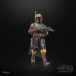 BOBA FETT (THE BOOK OF BOBA FETT) BLACK SERIES STAR WARS. Hasbro añade a su colección The Black Series la figura premium de Boba Fett, basada en su aparición en la serie de Disney+ "Star Wars: The Book of Boba Fett" ("Star Wars: El libro de Boba Fett" en España). Esta figura de 15 cm destaca por su sus detalles realistas y múltiples puntos de articulación. Incluye 1x casco extraíble, 1x bláster, 1x rifle láser y 1x mochila-propulsora con cohete desmontable. Presenta una capa de tela y un diseño inspirado en su emblemática armadura mandaloriana. Se presenta en una caja con ventana ilustrada.  UNIDADES LIMITADAS.