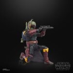 BOBA FETT (THE BOOK OF BOBA FETT) BLACK SERIES STAR WARS. Hasbro añade a su colección The Black Series la figura premium de Boba Fett, basada en su aparición en la serie de Disney+ "Star Wars: The Book of Boba Fett" ("Star Wars: El libro de Boba Fett" en España). Esta figura de 15 cm destaca por su sus detalles realistas y múltiples puntos de articulación. Incluye 1x casco extraíble, 1x bláster, 1x rifle láser y 1x mochila-propulsora con cohete desmontable. Presenta una capa de tela y un diseño inspirado en su emblemática armadura mandaloriana. Se presenta en una caja con ventana ilustrada.  UNIDADES LIMITADAS.
