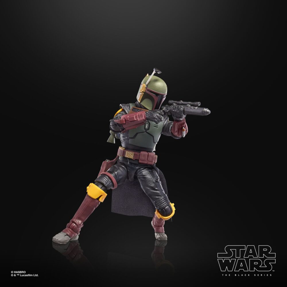 Boba fett (the book of boba fett) black series star wars. Hasbro añade a su colección the black series la figura premium de boba fett, basada en su aparición en la serie de disney+ "star wars: the book of boba fett" ("star wars: el libro de boba fett" en españa). Esta figura de 15 cm destaca por su sus detalles realistas y múltiples puntos de articulación. Incluye 1x casco extraíble, 1x bláster, 1x rifle láser y 1x mochila-propulsora con cohete desmontable. Presenta una capa de tela y un diseño inspirado en su emblemática armadura mandaloriana. Se presenta en una caja con ventana ilustrada.   unidades limitadas.