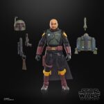 BOBA FETT (THE BOOK OF BOBA FETT) BLACK SERIES STAR WARS. Hasbro añade a su colección The Black Series la figura premium de Boba Fett, basada en su aparición en la serie de Disney+ "Star Wars: The Book of Boba Fett" ("Star Wars: El libro de Boba Fett" en España). Esta figura de 15 cm destaca por su sus detalles realistas y múltiples puntos de articulación. Incluye 1x casco extraíble, 1x bláster, 1x rifle láser y 1x mochila-propulsora con cohete desmontable. Presenta una capa de tela y un diseño inspirado en su emblemática armadura mandaloriana. Se presenta en una caja con ventana ilustrada.  UNIDADES LIMITADAS.