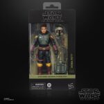 BOBA FETT (THE BOOK OF BOBA FETT) BLACK SERIES STAR WARS. Hasbro añade a su colección The Black Series la figura premium de Boba Fett, basada en su aparición en la serie de Disney+ "Star Wars: The Book of Boba Fett" ("Star Wars: El libro de Boba Fett" en España). Esta figura de 15 cm destaca por su sus detalles realistas y múltiples puntos de articulación. Incluye 1x casco extraíble, 1x bláster, 1x rifle láser y 1x mochila-propulsora con cohete desmontable. Presenta una capa de tela y un diseño inspirado en su emblemática armadura mandaloriana. Se presenta en una caja con ventana ilustrada.  UNIDADES LIMITADAS.