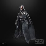 DARTH VADER DUEL’S END BLACK SERIES STAR WARS. Hasbro presenta dentro de su línea The Black Series la figura premium de Darth Vader inspirada en el duelo que mantiene con Obi-Wan Kenobi en la serie de Disney+ "Star Wars: Obi-Wan Kenobi". Esta figura de 15 cm reproduce con gran fidelidad el diseño del personaje con múltiples puntos de articulación. Incluye 1x sable de luz rojo y una capa de tela que permite recrear diversas poses dinámicas. Se presenta en una caja con ventana ilustrada. UNIDADES LIMITADAS.