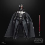 DARTH VADER DUEL’S END BLACK SERIES STAR WARS. Hasbro presenta dentro de su línea The Black Series la figura premium de Darth Vader inspirada en el duelo que mantiene con Obi-Wan Kenobi en la serie de Disney+ "Star Wars: Obi-Wan Kenobi". Esta figura de 15 cm reproduce con gran fidelidad el diseño del personaje con múltiples puntos de articulación. Incluye 1x sable de luz rojo y una capa de tela que permite recrear diversas poses dinámicas. Se presenta en una caja con ventana ilustrada. UNIDADES LIMITADAS.