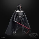 DARTH VADER DUEL’S END BLACK SERIES STAR WARS. Hasbro presenta dentro de su línea The Black Series la figura premium de Darth Vader inspirada en el duelo que mantiene con Obi-Wan Kenobi en la serie de Disney+ "Star Wars: Obi-Wan Kenobi". Esta figura de 15 cm reproduce con gran fidelidad el diseño del personaje con múltiples puntos de articulación. Incluye 1x sable de luz rojo y una capa de tela que permite recrear diversas poses dinámicas. Se presenta en una caja con ventana ilustrada. UNIDADES LIMITADAS.