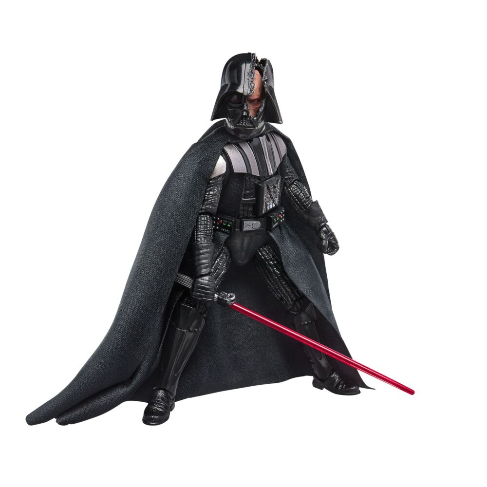 DARTH VADER DUEL’S END BLACK SERIES STAR WARS. Hasbro presenta dentro de su línea The Black Series la figura premium de Darth Vader inspirada en el duelo que mantiene con Obi-Wan Kenobi en la serie de Disney+ "Star Wars: Obi-Wan Kenobi". Esta figura de 15 cm reproduce con gran fidelidad el diseño del personaje con múltiples puntos de articulación. Incluye 1x sable de luz rojo y una capa de tela que permite recrear diversas poses dinámicas. Se presenta en una caja con ventana ilustrada. UNIDADES LIMITADAS.