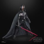 DARTH VADER DUEL’S END BLACK SERIES STAR WARS. Hasbro presenta dentro de su línea The Black Series la figura premium de Darth Vader inspirada en el duelo que mantiene con Obi-Wan Kenobi en la serie de Disney+ "Star Wars: Obi-Wan Kenobi". Esta figura de 15 cm reproduce con gran fidelidad el diseño del personaje con múltiples puntos de articulación. Incluye 1x sable de luz rojo y una capa de tela que permite recrear diversas poses dinámicas. Se presenta en una caja con ventana ilustrada. UNIDADES LIMITADAS.