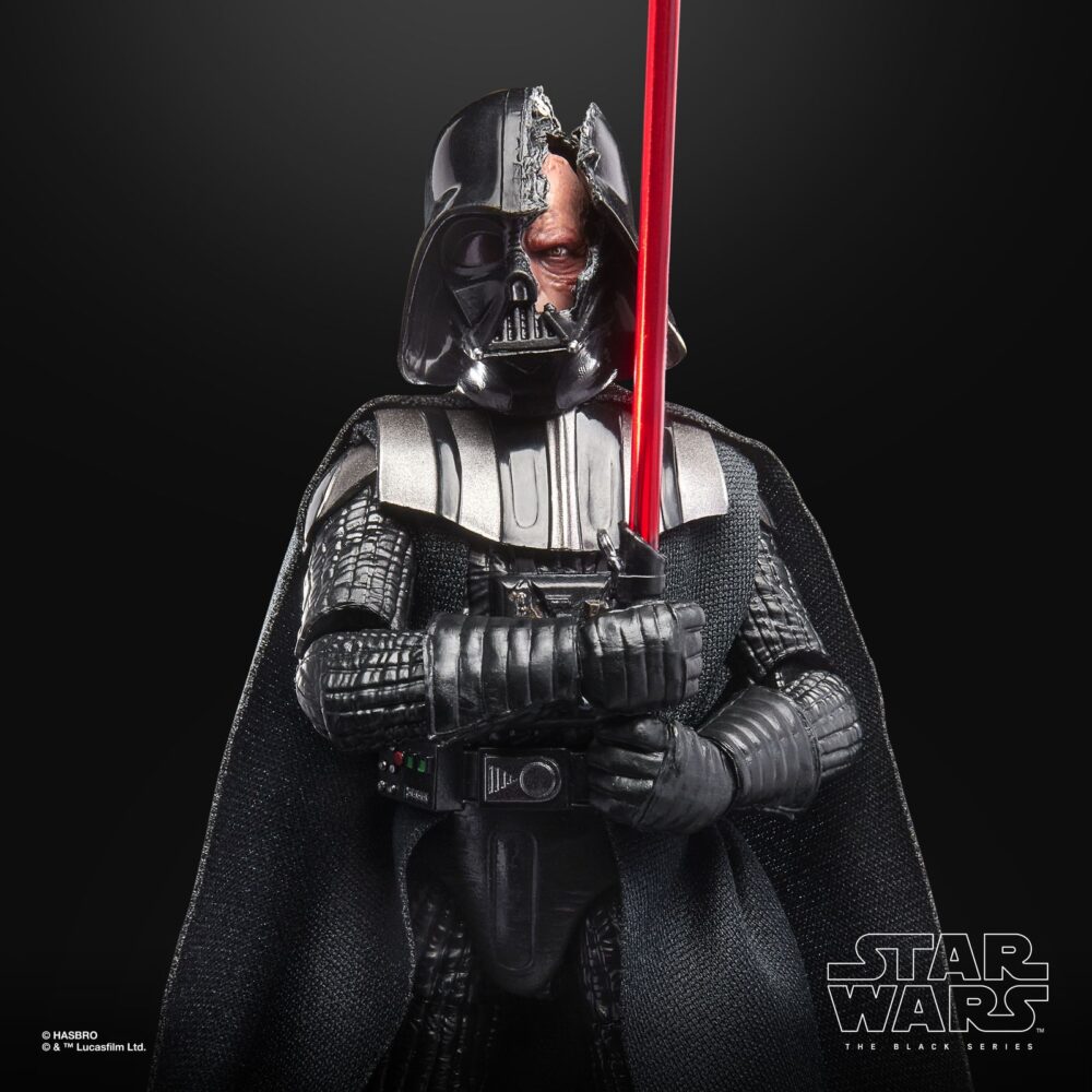 Darth vader duel’s end black series star wars. Hasbro presenta dentro de su línea the black series la figura premium de darth vader inspirada en el duelo que mantiene con obi-wan kenobi en la serie de disney+ "star wars: obi-wan kenobi". Esta figura de 15 cm reproduce con gran fidelidad el diseño del personaje con múltiples puntos de articulación. Incluye 1x sable de luz rojo y una capa de tela que permite recrear diversas poses dinámicas. Se presenta en una caja con ventana ilustrada. Unidades limitadas.