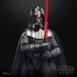 DARTH VADER DUEL’S END BLACK SERIES STAR WARS. Hasbro presenta dentro de su línea The Black Series la figura premium de Darth Vader inspirada en el duelo que mantiene con Obi-Wan Kenobi en la serie de Disney+ "Star Wars: Obi-Wan Kenobi". Esta figura de 15 cm reproduce con gran fidelidad el diseño del personaje con múltiples puntos de articulación. Incluye 1x sable de luz rojo y una capa de tela que permite recrear diversas poses dinámicas. Se presenta en una caja con ventana ilustrada. UNIDADES LIMITADAS.