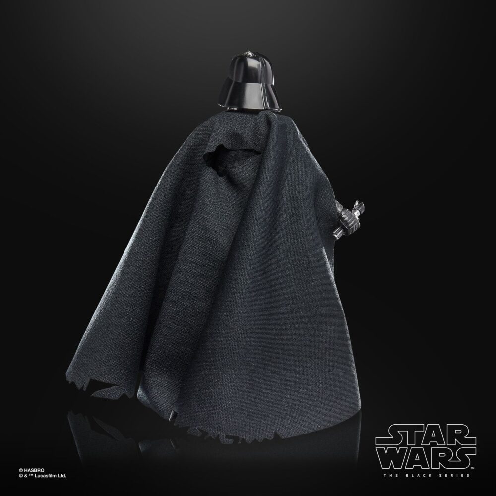 Darth vader duel’s end black series star wars. Hasbro presenta dentro de su línea the black series la figura premium de darth vader inspirada en el duelo que mantiene con obi-wan kenobi en la serie de disney+ "star wars: obi-wan kenobi". Esta figura de 15 cm reproduce con gran fidelidad el diseño del personaje con múltiples puntos de articulación. Incluye 1x sable de luz rojo y una capa de tela que permite recrear diversas poses dinámicas. Se presenta en una caja con ventana ilustrada. Unidades limitadas.