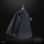 DARTH VADER DUEL’S END BLACK SERIES STAR WARS. Hasbro presenta dentro de su línea The Black Series la figura premium de Darth Vader inspirada en el duelo que mantiene con Obi-Wan Kenobi en la serie de Disney+ "Star Wars: Obi-Wan Kenobi". Esta figura de 15 cm reproduce con gran fidelidad el diseño del personaje con múltiples puntos de articulación. Incluye 1x sable de luz rojo y una capa de tela que permite recrear diversas poses dinámicas. Se presenta en una caja con ventana ilustrada. UNIDADES LIMITADAS.