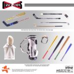 CASEY JONES TEENAGE MUTANT NINJA TURTLES ONE: 12 COLLECTIVE. Mezco Toyz presenta dentro de su línea One:12 Collective la figura articulada de Casey Jones, inspirada en la apariencia del personaje del universo "Teenage Mutant Ninja Turtles". Esta figura tiene una altura aproximada de 17 cm, cuenta con más de 32 puntos de articulación y tiene un montón de detalles pintados a mano. Viene acompañada de 3x placas faciales, 10x manos adicionales y 1x bolsa de golf para transportar su arsenal improvisado compuesto por: 1x bate de cricket, 3x sticks de hockey (uno de ellos de portero), 2x palos de golf y 4x bates de béisbol (uno de ellos roto). Su atuendo incluye 1x camiseta de punto roja sin mangas, 1x pantalón de chándal, 1x par de zapatillas deportivas, 1x protector de hombros y 1x sudadera blanca con capucha. También incluye una base circular con logo y un brazo articulado. Se presenta en una caja ilustrada.