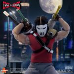 CASEY JONES TEENAGE MUTANT NINJA TURTLES ONE: 12 COLLECTIVE. Mezco Toyz presenta dentro de su línea One:12 Collective la figura articulada de Casey Jones, inspirada en la apariencia del personaje del universo "Teenage Mutant Ninja Turtles". Esta figura tiene una altura aproximada de 17 cm, cuenta con más de 32 puntos de articulación y tiene un montón de detalles pintados a mano. Viene acompañada de 3x placas faciales, 10x manos adicionales y 1x bolsa de golf para transportar su arsenal improvisado compuesto por: 1x bate de cricket, 3x sticks de hockey (uno de ellos de portero), 2x palos de golf y 4x bates de béisbol (uno de ellos roto). Su atuendo incluye 1x camiseta de punto roja sin mangas, 1x pantalón de chándal, 1x par de zapatillas deportivas, 1x protector de hombros y 1x sudadera blanca con capucha. También incluye una base circular con logo y un brazo articulado. Se presenta en una caja ilustrada.