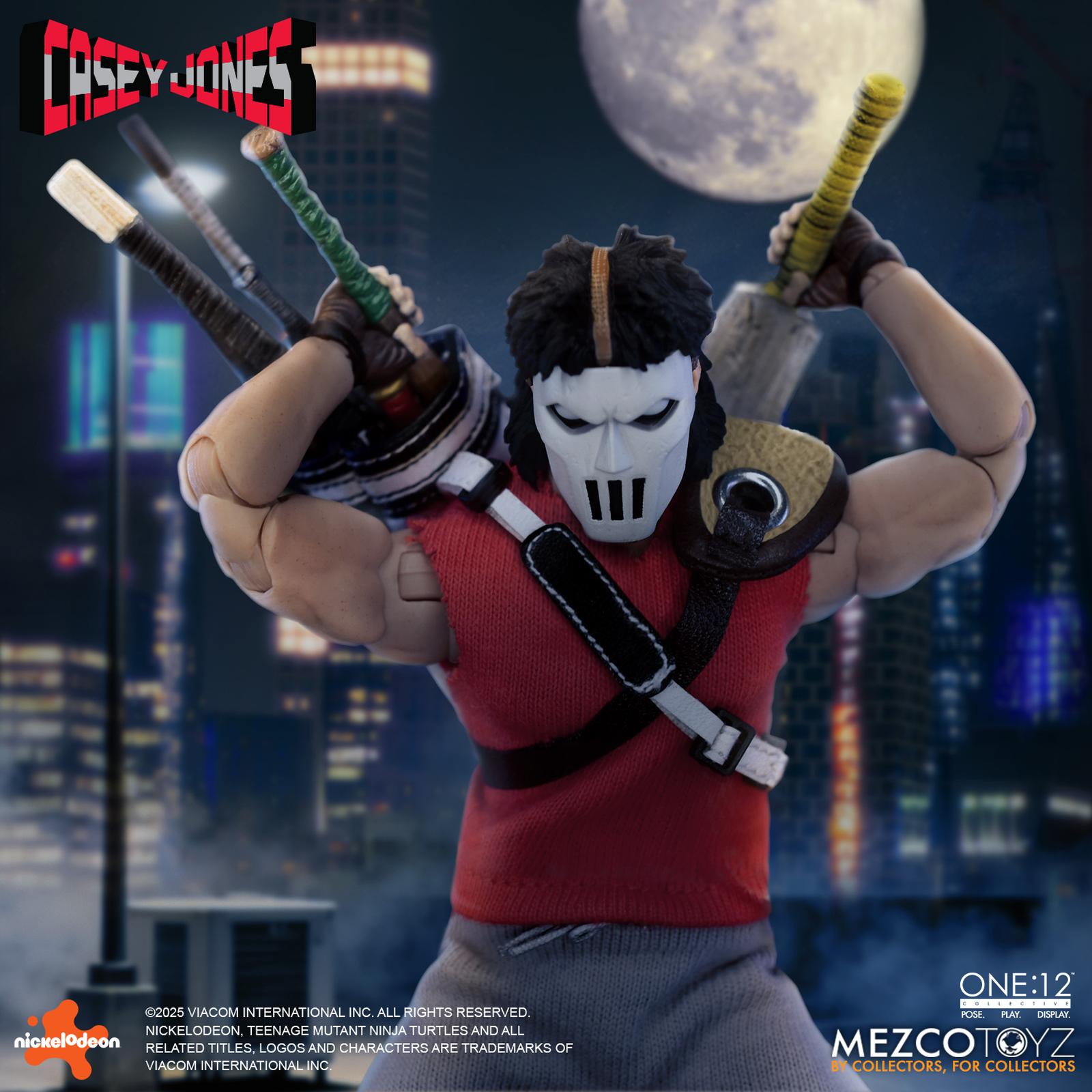 CASEY JONES TEENAGE MUTANT NINJA TURTLES ONE: 12 COLLECTIVE Casey jones teenage mutant ninja turtles one: 12 collective. Mezco toyz presenta dentro de su línea one:12 collective la figura articulada de casey jones, inspirada en la apariencia del personaje del universo "teenage mutant ninja turtles". Esta figura tiene una altura aproximada de 17 cm, cuenta con más de 32 puntos de articulación y tiene un montón de detalles pintados a mano. Viene acompañada de 3x placas faciales, 10x manos adicionales y 1x bolsa de golf para transportar su arsenal improvisado compuesto por: 1x bate de cricket, 3x sticks de hockey (uno de ellos de portero), 2x palos de golf y 4x bates de béisbol (uno de ellos roto). Su atuendo incluye 1x camiseta de punto roja sin mangas, 1x pantalón de chándal, 1x par de zapatillas deportivas, 1x protector de hombros y 1x sudadera blanca con capucha. También incluye una base circular con logo y un brazo articulado. Se presenta en una caja ilustrada.