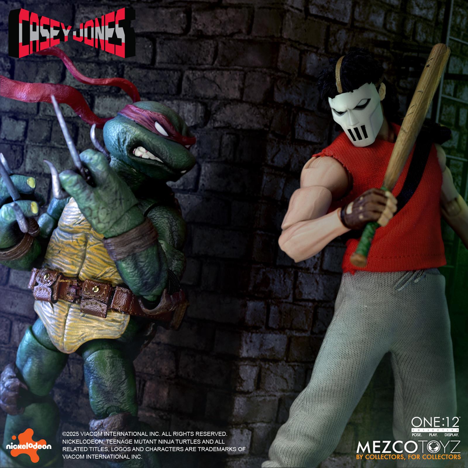 CASEY JONES TEENAGE MUTANT NINJA TURTLES ONE: 12 COLLECTIVE Casey jones teenage mutant ninja turtles one: 12 collective. Mezco toyz presenta dentro de su línea one:12 collective la figura articulada de casey jones, inspirada en la apariencia del personaje del universo "teenage mutant ninja turtles". Esta figura tiene una altura aproximada de 17 cm, cuenta con más de 32 puntos de articulación y tiene un montón de detalles pintados a mano. Viene acompañada de 3x placas faciales, 10x manos adicionales y 1x bolsa de golf para transportar su arsenal improvisado compuesto por: 1x bate de cricket, 3x sticks de hockey (uno de ellos de portero), 2x palos de golf y 4x bates de béisbol (uno de ellos roto). Su atuendo incluye 1x camiseta de punto roja sin mangas, 1x pantalón de chándal, 1x par de zapatillas deportivas, 1x protector de hombros y 1x sudadera blanca con capucha. También incluye una base circular con logo y un brazo articulado. Se presenta en una caja ilustrada.