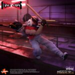 CASEY JONES TEENAGE MUTANT NINJA TURTLES ONE: 12 COLLECTIVE. Mezco Toyz presenta dentro de su línea One:12 Collective la figura articulada de Casey Jones, inspirada en la apariencia del personaje del universo "Teenage Mutant Ninja Turtles". Esta figura tiene una altura aproximada de 17 cm, cuenta con más de 32 puntos de articulación y tiene un montón de detalles pintados a mano. Viene acompañada de 3x placas faciales, 10x manos adicionales y 1x bolsa de golf para transportar su arsenal improvisado compuesto por: 1x bate de cricket, 3x sticks de hockey (uno de ellos de portero), 2x palos de golf y 4x bates de béisbol (uno de ellos roto). Su atuendo incluye 1x camiseta de punto roja sin mangas, 1x pantalón de chándal, 1x par de zapatillas deportivas, 1x protector de hombros y 1x sudadera blanca con capucha. También incluye una base circular con logo y un brazo articulado. Se presenta en una caja ilustrada.