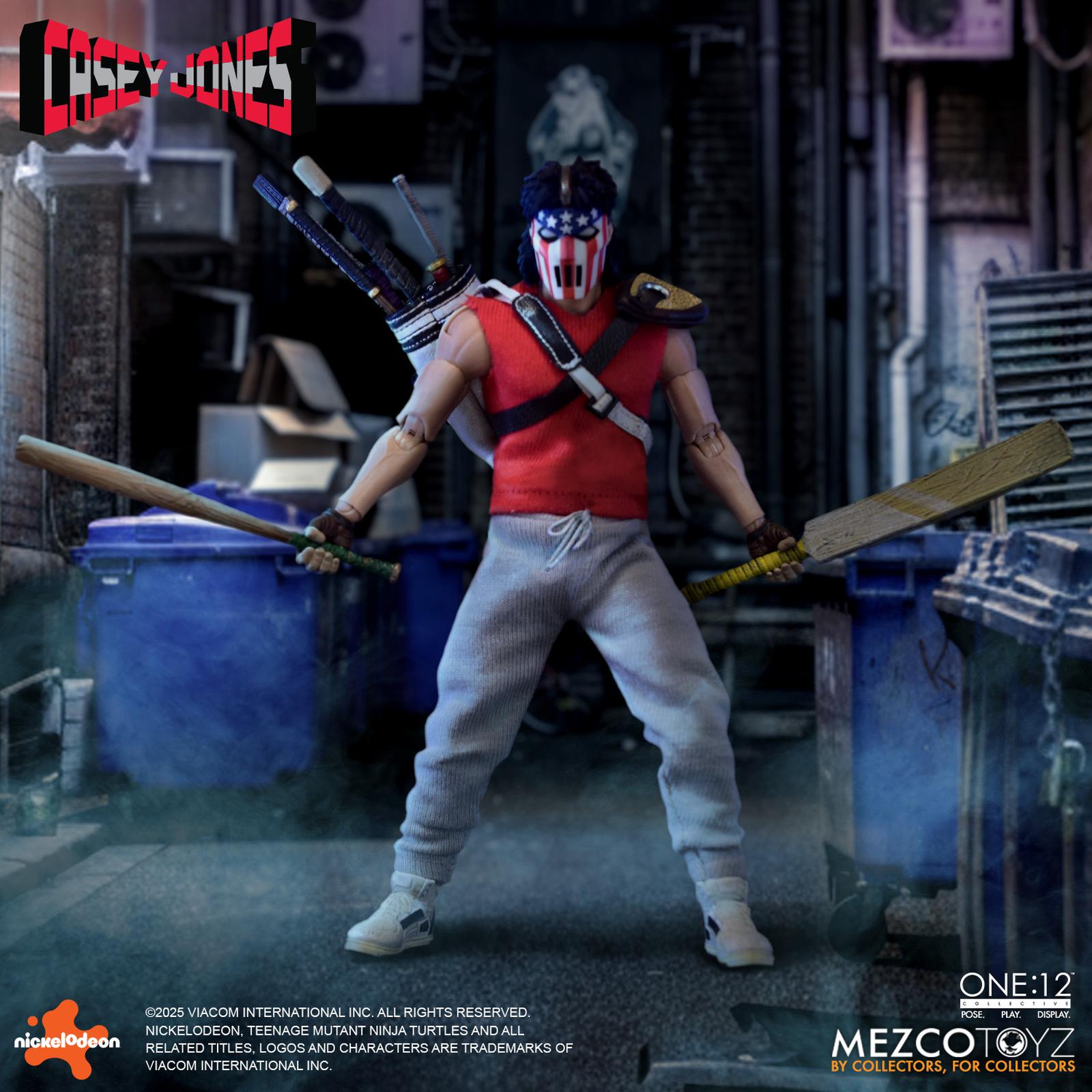 CASEY JONES TEENAGE MUTANT NINJA TURTLES ONE: 12 COLLECTIVE Casey jones teenage mutant ninja turtles one: 12 collective. Mezco toyz presenta dentro de su línea one:12 collective la figura articulada de casey jones, inspirada en la apariencia del personaje del universo "teenage mutant ninja turtles". Esta figura tiene una altura aproximada de 17 cm, cuenta con más de 32 puntos de articulación y tiene un montón de detalles pintados a mano. Viene acompañada de 3x placas faciales, 10x manos adicionales y 1x bolsa de golf para transportar su arsenal improvisado compuesto por: 1x bate de cricket, 3x sticks de hockey (uno de ellos de portero), 2x palos de golf y 4x bates de béisbol (uno de ellos roto). Su atuendo incluye 1x camiseta de punto roja sin mangas, 1x pantalón de chándal, 1x par de zapatillas deportivas, 1x protector de hombros y 1x sudadera blanca con capucha. También incluye una base circular con logo y un brazo articulado. Se presenta en una caja ilustrada.