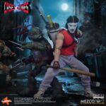 CASEY JONES TEENAGE MUTANT NINJA TURTLES ONE: 12 COLLECTIVE. Mezco Toyz presenta dentro de su línea One:12 Collective la figura articulada de Casey Jones, inspirada en la apariencia del personaje del universo "Teenage Mutant Ninja Turtles". Esta figura tiene una altura aproximada de 17 cm, cuenta con más de 32 puntos de articulación y tiene un montón de detalles pintados a mano. Viene acompañada de 3x placas faciales, 10x manos adicionales y 1x bolsa de golf para transportar su arsenal improvisado compuesto por: 1x bate de cricket, 3x sticks de hockey (uno de ellos de portero), 2x palos de golf y 4x bates de béisbol (uno de ellos roto). Su atuendo incluye 1x camiseta de punto roja sin mangas, 1x pantalón de chándal, 1x par de zapatillas deportivas, 1x protector de hombros y 1x sudadera blanca con capucha. También incluye una base circular con logo y un brazo articulado. Se presenta en una caja ilustrada.
