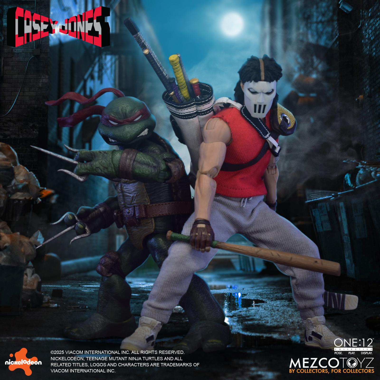 CASEY JONES TEENAGE MUTANT NINJA TURTLES ONE: 12 COLLECTIVE Casey jones teenage mutant ninja turtles one: 12 collective. Mezco toyz presenta dentro de su línea one:12 collective la figura articulada de casey jones, inspirada en la apariencia del personaje del universo "teenage mutant ninja turtles". Esta figura tiene una altura aproximada de 17 cm, cuenta con más de 32 puntos de articulación y tiene un montón de detalles pintados a mano. Viene acompañada de 3x placas faciales, 10x manos adicionales y 1x bolsa de golf para transportar su arsenal improvisado compuesto por: 1x bate de cricket, 3x sticks de hockey (uno de ellos de portero), 2x palos de golf y 4x bates de béisbol (uno de ellos roto). Su atuendo incluye 1x camiseta de punto roja sin mangas, 1x pantalón de chándal, 1x par de zapatillas deportivas, 1x protector de hombros y 1x sudadera blanca con capucha. También incluye una base circular con logo y un brazo articulado. Se presenta en una caja ilustrada.
