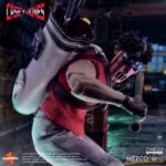 CASEY JONES TEENAGE MUTANT NINJA TURTLES ONE: 12 COLLECTIVE. Mezco Toyz presenta dentro de su línea One:12 Collective la figura articulada de Casey Jones, inspirada en la apariencia del personaje del universo "Teenage Mutant Ninja Turtles". Esta figura tiene una altura aproximada de 17 cm, cuenta con más de 32 puntos de articulación y tiene un montón de detalles pintados a mano. Viene acompañada de 3x placas faciales, 10x manos adicionales y 1x bolsa de golf para transportar su arsenal improvisado compuesto por: 1x bate de cricket, 3x sticks de hockey (uno de ellos de portero), 2x palos de golf y 4x bates de béisbol (uno de ellos roto). Su atuendo incluye 1x camiseta de punto roja sin mangas, 1x pantalón de chándal, 1x par de zapatillas deportivas, 1x protector de hombros y 1x sudadera blanca con capucha. También incluye una base circular con logo y un brazo articulado. Se presenta en una caja ilustrada.