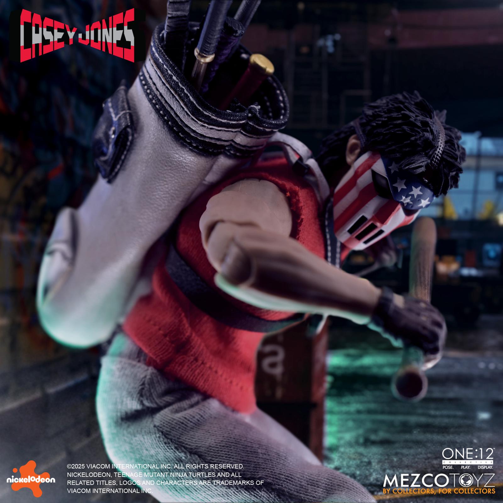 CASEY JONES TEENAGE MUTANT NINJA TURTLES ONE: 12 COLLECTIVE Casey jones teenage mutant ninja turtles one: 12 collective. Mezco toyz presenta dentro de su línea one:12 collective la figura articulada de casey jones, inspirada en la apariencia del personaje del universo "teenage mutant ninja turtles". Esta figura tiene una altura aproximada de 17 cm, cuenta con más de 32 puntos de articulación y tiene un montón de detalles pintados a mano. Viene acompañada de 3x placas faciales, 10x manos adicionales y 1x bolsa de golf para transportar su arsenal improvisado compuesto por: 1x bate de cricket, 3x sticks de hockey (uno de ellos de portero), 2x palos de golf y 4x bates de béisbol (uno de ellos roto). Su atuendo incluye 1x camiseta de punto roja sin mangas, 1x pantalón de chándal, 1x par de zapatillas deportivas, 1x protector de hombros y 1x sudadera blanca con capucha. También incluye una base circular con logo y un brazo articulado. Se presenta en una caja ilustrada.