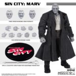 MARV SIN CITY ONE:12 COLLECTIVE. Mezco Toyz presenta dentro de su línea One:12 Collective la figura articulada de Marv, inspirada en la apariencia del personaje de la icónica obra de Frank Miller "Sin City". Esta imponente figura tiene una altura aproximada de 17 cm y refleja a la perfección el estilo crudo y violento del antihéroe más brutal de Basin City. Cuenta con más de 30 puntos de articulación y viene acompañada de 3x placas faciales, 9x manos adicionales, 1x pistola Gladys con 2x cargadores extraíbles, 2x efectos de disparo, 1x sierra, 1x hacha, 1x bidón de gasolina con 1x efecto de llama extraíble, 1x mechero encendido, 1x paquete de cigarrillos abierto, 3x cigarrillos encendidos, 1x par de esposas y 1x cabeza decapitada de Kevin con mechón desmontable que permite sujetarla. Su atuendo incluye un abrigo largo envejecido, camiseta, pantalones, botas y un colgante con cruz. Se presenta en una caja con detalles gráficos inspirados en la obra original.