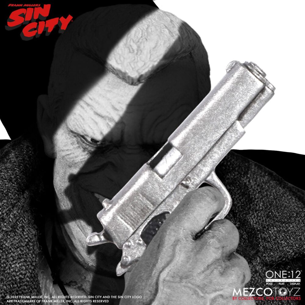 Marv sin city one:12 collective. Mezco toyz presenta dentro de su línea one:12 collective la figura articulada de marv, inspirada en la apariencia del personaje de la icónica obra de frank miller "sin city". Esta imponente figura tiene una altura aproximada de 17 cm y refleja a la perfección el estilo crudo y violento del antihéroe más brutal de basin city. Cuenta con más de 30 puntos de articulación y viene acompañada de 3x placas faciales, 9x manos adicionales, 1x pistola gladys con 2x cargadores extraíbles, 2x efectos de disparo, 1x sierra, 1x hacha, 1x bidón de gasolina con 1x efecto de llama extraíble, 1x mechero encendido, 1x paquete de cigarrillos abierto, 3x cigarrillos encendidos, 1x par de esposas y 1x cabeza decapitada de kevin con mechón desmontable que permite sujetarla. Su atuendo incluye un abrigo largo envejecido, camiseta, pantalones, botas y un colgante con cruz. Se presenta en una caja con detalles gráficos inspirados en la obra original.