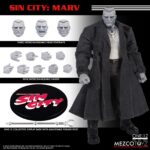 MARV SIN CITY ONE:12 COLLECTIVE. Mezco Toyz presenta dentro de su línea One:12 Collective la figura articulada de Marv, inspirada en la apariencia del personaje de la icónica obra de Frank Miller "Sin City". Esta imponente figura tiene una altura aproximada de 17 cm y refleja a la perfección el estilo crudo y violento del antihéroe más brutal de Basin City. Cuenta con más de 30 puntos de articulación y viene acompañada de 3x placas faciales, 9x manos adicionales, 1x pistola Gladys con 2x cargadores extraíbles, 2x efectos de disparo, 1x sierra, 1x hacha, 1x bidón de gasolina con 1x efecto de llama extraíble, 1x mechero encendido, 1x paquete de cigarrillos abierto, 3x cigarrillos encendidos, 1x par de esposas y 1x cabeza decapitada de Kevin con mechón desmontable que permite sujetarla. Su atuendo incluye un abrigo largo envejecido, camiseta, pantalones, botas y un colgante con cruz. Se presenta en una caja con detalles gráficos inspirados en la obra original.