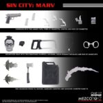 MARV SIN CITY ONE:12 COLLECTIVE. Mezco Toyz presenta dentro de su línea One:12 Collective la figura articulada de Marv, inspirada en la apariencia del personaje de la icónica obra de Frank Miller "Sin City". Esta imponente figura tiene una altura aproximada de 17 cm y refleja a la perfección el estilo crudo y violento del antihéroe más brutal de Basin City. Cuenta con más de 30 puntos de articulación y viene acompañada de 3x placas faciales, 9x manos adicionales, 1x pistola Gladys con 2x cargadores extraíbles, 2x efectos de disparo, 1x sierra, 1x hacha, 1x bidón de gasolina con 1x efecto de llama extraíble, 1x mechero encendido, 1x paquete de cigarrillos abierto, 3x cigarrillos encendidos, 1x par de esposas y 1x cabeza decapitada de Kevin con mechón desmontable que permite sujetarla. Su atuendo incluye un abrigo largo envejecido, camiseta, pantalones, botas y un colgante con cruz. Se presenta en una caja con detalles gráficos inspirados en la obra original.