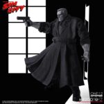 MARV SIN CITY ONE:12 COLLECTIVE. Mezco Toyz presenta dentro de su línea One:12 Collective la figura articulada de Marv, inspirada en la apariencia del personaje de la icónica obra de Frank Miller "Sin City". Esta imponente figura tiene una altura aproximada de 17 cm y refleja a la perfección el estilo crudo y violento del antihéroe más brutal de Basin City. Cuenta con más de 30 puntos de articulación y viene acompañada de 3x placas faciales, 9x manos adicionales, 1x pistola Gladys con 2x cargadores extraíbles, 2x efectos de disparo, 1x sierra, 1x hacha, 1x bidón de gasolina con 1x efecto de llama extraíble, 1x mechero encendido, 1x paquete de cigarrillos abierto, 3x cigarrillos encendidos, 1x par de esposas y 1x cabeza decapitada de Kevin con mechón desmontable que permite sujetarla. Su atuendo incluye un abrigo largo envejecido, camiseta, pantalones, botas y un colgante con cruz. Se presenta en una caja con detalles gráficos inspirados en la obra original.
