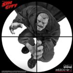 MARV SIN CITY ONE:12 COLLECTIVE. Mezco Toyz presenta dentro de su línea One:12 Collective la figura articulada de Marv, inspirada en la apariencia del personaje de la icónica obra de Frank Miller "Sin City". Esta imponente figura tiene una altura aproximada de 17 cm y refleja a la perfección el estilo crudo y violento del antihéroe más brutal de Basin City. Cuenta con más de 30 puntos de articulación y viene acompañada de 3x placas faciales, 9x manos adicionales, 1x pistola Gladys con 2x cargadores extraíbles, 2x efectos de disparo, 1x sierra, 1x hacha, 1x bidón de gasolina con 1x efecto de llama extraíble, 1x mechero encendido, 1x paquete de cigarrillos abierto, 3x cigarrillos encendidos, 1x par de esposas y 1x cabeza decapitada de Kevin con mechón desmontable que permite sujetarla. Su atuendo incluye un abrigo largo envejecido, camiseta, pantalones, botas y un colgante con cruz. Se presenta en una caja con detalles gráficos inspirados en la obra original.