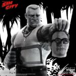 MARV SIN CITY ONE:12 COLLECTIVE. Mezco Toyz presenta dentro de su línea One:12 Collective la figura articulada de Marv, inspirada en la apariencia del personaje de la icónica obra de Frank Miller "Sin City". Esta imponente figura tiene una altura aproximada de 17 cm y refleja a la perfección el estilo crudo y violento del antihéroe más brutal de Basin City. Cuenta con más de 30 puntos de articulación y viene acompañada de 3x placas faciales, 9x manos adicionales, 1x pistola Gladys con 2x cargadores extraíbles, 2x efectos de disparo, 1x sierra, 1x hacha, 1x bidón de gasolina con 1x efecto de llama extraíble, 1x mechero encendido, 1x paquete de cigarrillos abierto, 3x cigarrillos encendidos, 1x par de esposas y 1x cabeza decapitada de Kevin con mechón desmontable que permite sujetarla. Su atuendo incluye un abrigo largo envejecido, camiseta, pantalones, botas y un colgante con cruz. Se presenta en una caja con detalles gráficos inspirados en la obra original.