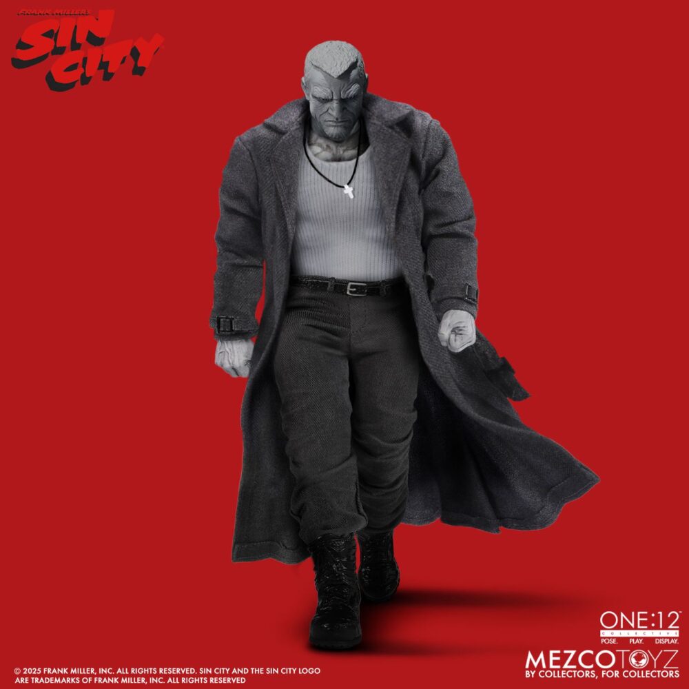 MARV SIN CITY ONE:12 COLLECTIVE. Mezco Toyz presenta dentro de su línea One:12 Collective la figura articulada de Marv, inspirada en la apariencia del personaje de la icónica obra de Frank Miller "Sin City". Esta imponente figura tiene una altura aproximada de 17 cm y refleja a la perfección el estilo crudo y violento del antihéroe más brutal de Basin City. Cuenta con más de 30 puntos de articulación y viene acompañada de 3x placas faciales, 9x manos adicionales, 1x pistola Gladys con 2x cargadores extraíbles, 2x efectos de disparo, 1x sierra, 1x hacha, 1x bidón de gasolina con 1x efecto de llama extraíble, 1x mechero encendido, 1x paquete de cigarrillos abierto, 3x cigarrillos encendidos, 1x par de esposas y 1x cabeza decapitada de Kevin con mechón desmontable que permite sujetarla. Su atuendo incluye un abrigo largo envejecido, camiseta, pantalones, botas y un colgante con cruz. Se presenta en una caja con detalles gráficos inspirados en la obra original.
