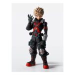 KATSUKI BAKUGO THE BEGINNING MY HERO ACADEMIA SH FIGUARTS. En My Hero Academia, Katsuki Bakugo es uno de los alumnos más explosivos de la clase 1-A, a la vez rival, antihéroe y motor de tensión constante en la historia. Esta versión, titulada «The Beginning», lo muestra con su primer traje de héroe, más tosco y militar, antes de las evoluciones más sofisticadas de su traje en la serie. La figura adopta una postura tranquila pero tensa: mano levantada, dedos ligeramente separados como si se dispusiera a activar su alter. Su mirada decidida, sus cejas fruncidas y su icónico peinado erizado están perfectamente reproducidos. El nivel de detalle es especialmente cuidado para una figura de este tamaño. Su traje es fiel a la primera versión: negro, gris y rojo con toques metálicos. Las botas gruesas con suelas rojas, las protecciones en los brazos, los remaches en las piernas y el cinturón equipado dan una impresión de robustez y funcionalidad. La pintura mate y los efectos texturizados en la ropa refuerzan el realismo general. Con unos 15 cm de altura, esta figura articulada de la gama S.H.Figuarts combina movilidad y acabado. Las articulaciones son discretas y permiten poses dinámicas, ideales para la puesta en escena. Compacta pero expresiva, encontrará fácilmente su lugar en una colección dedicada a My Hero Academia o a las figuras de acción japonesas.
