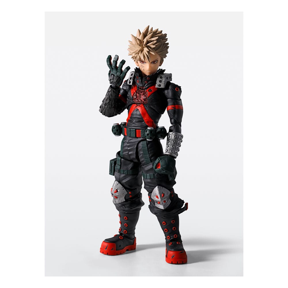 KATSUKI BAKUGO THE BEGINNING MY HERO ACADEMIA SH FIGUARTS. En My Hero Academia, Katsuki Bakugo es uno de los alumnos más explosivos de la clase 1-A, a la vez rival, antihéroe y motor de tensión constante en la historia. Esta versión, titulada «The Beginning», lo muestra con su primer traje de héroe, más tosco y militar, antes de las evoluciones más sofisticadas de su traje en la serie. La figura adopta una postura tranquila pero tensa: mano levantada, dedos ligeramente separados como si se dispusiera a activar su alter. Su mirada decidida, sus cejas fruncidas y su icónico peinado erizado están perfectamente reproducidos. El nivel de detalle es especialmente cuidado para una figura de este tamaño. Su traje es fiel a la primera versión: negro, gris y rojo con toques metálicos. Las botas gruesas con suelas rojas, las protecciones en los brazos, los remaches en las piernas y el cinturón equipado dan una impresión de robustez y funcionalidad. La pintura mate y los efectos texturizados en la ropa refuerzan el realismo general. Con unos 15 cm de altura, esta figura articulada de la gama S.H.Figuarts combina movilidad y acabado. Las articulaciones son discretas y permiten poses dinámicas, ideales para la puesta en escena. Compacta pero expresiva, encontrará fácilmente su lugar en una colección dedicada a My Hero Academia o a las figuras de acción japonesas.