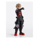 KATSUKI BAKUGO THE BEGINNING MY HERO ACADEMIA SH FIGUARTS. En My Hero Academia, Katsuki Bakugo es uno de los alumnos más explosivos de la clase 1-A, a la vez rival, antihéroe y motor de tensión constante en la historia. Esta versión, titulada «The Beginning», lo muestra con su primer traje de héroe, más tosco y militar, antes de las evoluciones más sofisticadas de su traje en la serie. La figura adopta una postura tranquila pero tensa: mano levantada, dedos ligeramente separados como si se dispusiera a activar su alter. Su mirada decidida, sus cejas fruncidas y su icónico peinado erizado están perfectamente reproducidos. El nivel de detalle es especialmente cuidado para una figura de este tamaño. Su traje es fiel a la primera versión: negro, gris y rojo con toques metálicos. Las botas gruesas con suelas rojas, las protecciones en los brazos, los remaches en las piernas y el cinturón equipado dan una impresión de robustez y funcionalidad. La pintura mate y los efectos texturizados en la ropa refuerzan el realismo general. Con unos 15 cm de altura, esta figura articulada de la gama S.H.Figuarts combina movilidad y acabado. Las articulaciones son discretas y permiten poses dinámicas, ideales para la puesta en escena. Compacta pero expresiva, encontrará fácilmente su lugar en una colección dedicada a My Hero Academia o a las figuras de acción japonesas.