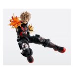 KATSUKI BAKUGO THE BEGINNING MY HERO ACADEMIA SH FIGUARTS. En My Hero Academia, Katsuki Bakugo es uno de los alumnos más explosivos de la clase 1-A, a la vez rival, antihéroe y motor de tensión constante en la historia. Esta versión, titulada «The Beginning», lo muestra con su primer traje de héroe, más tosco y militar, antes de las evoluciones más sofisticadas de su traje en la serie. La figura adopta una postura tranquila pero tensa: mano levantada, dedos ligeramente separados como si se dispusiera a activar su alter. Su mirada decidida, sus cejas fruncidas y su icónico peinado erizado están perfectamente reproducidos. El nivel de detalle es especialmente cuidado para una figura de este tamaño. Su traje es fiel a la primera versión: negro, gris y rojo con toques metálicos. Las botas gruesas con suelas rojas, las protecciones en los brazos, los remaches en las piernas y el cinturón equipado dan una impresión de robustez y funcionalidad. La pintura mate y los efectos texturizados en la ropa refuerzan el realismo general. Con unos 15 cm de altura, esta figura articulada de la gama S.H.Figuarts combina movilidad y acabado. Las articulaciones son discretas y permiten poses dinámicas, ideales para la puesta en escena. Compacta pero expresiva, encontrará fácilmente su lugar en una colección dedicada a My Hero Academia o a las figuras de acción japonesas.