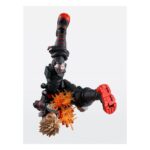 KATSUKI BAKUGO THE BEGINNING MY HERO ACADEMIA SH FIGUARTS. En My Hero Academia, Katsuki Bakugo es uno de los alumnos más explosivos de la clase 1-A, a la vez rival, antihéroe y motor de tensión constante en la historia. Esta versión, titulada «The Beginning», lo muestra con su primer traje de héroe, más tosco y militar, antes de las evoluciones más sofisticadas de su traje en la serie. La figura adopta una postura tranquila pero tensa: mano levantada, dedos ligeramente separados como si se dispusiera a activar su alter. Su mirada decidida, sus cejas fruncidas y su icónico peinado erizado están perfectamente reproducidos. El nivel de detalle es especialmente cuidado para una figura de este tamaño. Su traje es fiel a la primera versión: negro, gris y rojo con toques metálicos. Las botas gruesas con suelas rojas, las protecciones en los brazos, los remaches en las piernas y el cinturón equipado dan una impresión de robustez y funcionalidad. La pintura mate y los efectos texturizados en la ropa refuerzan el realismo general. Con unos 15 cm de altura, esta figura articulada de la gama S.H.Figuarts combina movilidad y acabado. Las articulaciones son discretas y permiten poses dinámicas, ideales para la puesta en escena. Compacta pero expresiva, encontrará fácilmente su lugar en una colección dedicada a My Hero Academia o a las figuras de acción japonesas.