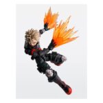 KATSUKI BAKUGO THE BEGINNING MY HERO ACADEMIA SH FIGUARTS. En My Hero Academia, Katsuki Bakugo es uno de los alumnos más explosivos de la clase 1-A, a la vez rival, antihéroe y motor de tensión constante en la historia. Esta versión, titulada «The Beginning», lo muestra con su primer traje de héroe, más tosco y militar, antes de las evoluciones más sofisticadas de su traje en la serie. La figura adopta una postura tranquila pero tensa: mano levantada, dedos ligeramente separados como si se dispusiera a activar su alter. Su mirada decidida, sus cejas fruncidas y su icónico peinado erizado están perfectamente reproducidos. El nivel de detalle es especialmente cuidado para una figura de este tamaño. Su traje es fiel a la primera versión: negro, gris y rojo con toques metálicos. Las botas gruesas con suelas rojas, las protecciones en los brazos, los remaches en las piernas y el cinturón equipado dan una impresión de robustez y funcionalidad. La pintura mate y los efectos texturizados en la ropa refuerzan el realismo general. Con unos 15 cm de altura, esta figura articulada de la gama S.H.Figuarts combina movilidad y acabado. Las articulaciones son discretas y permiten poses dinámicas, ideales para la puesta en escena. Compacta pero expresiva, encontrará fácilmente su lugar en una colección dedicada a My Hero Academia o a las figuras de acción japonesas.